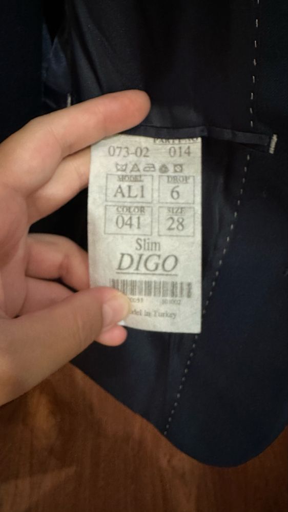 Продам костюм +рубашку в подарок