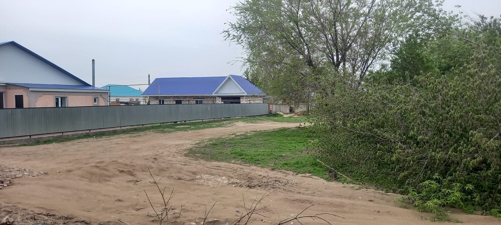Земельный участок 10 соток под строительство все коммуникации рядом.