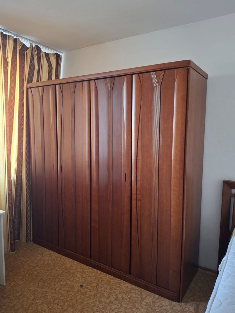 Срочно продам Мебель , шкаф , кровать , тумбочки , шкаф в прихожке