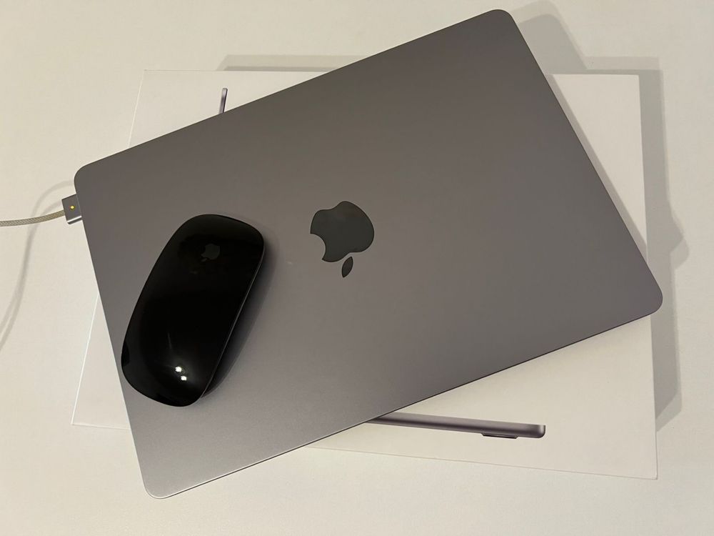 Продается MacBook Air Apple М2 256ГБ вместе МЫШКОЙ