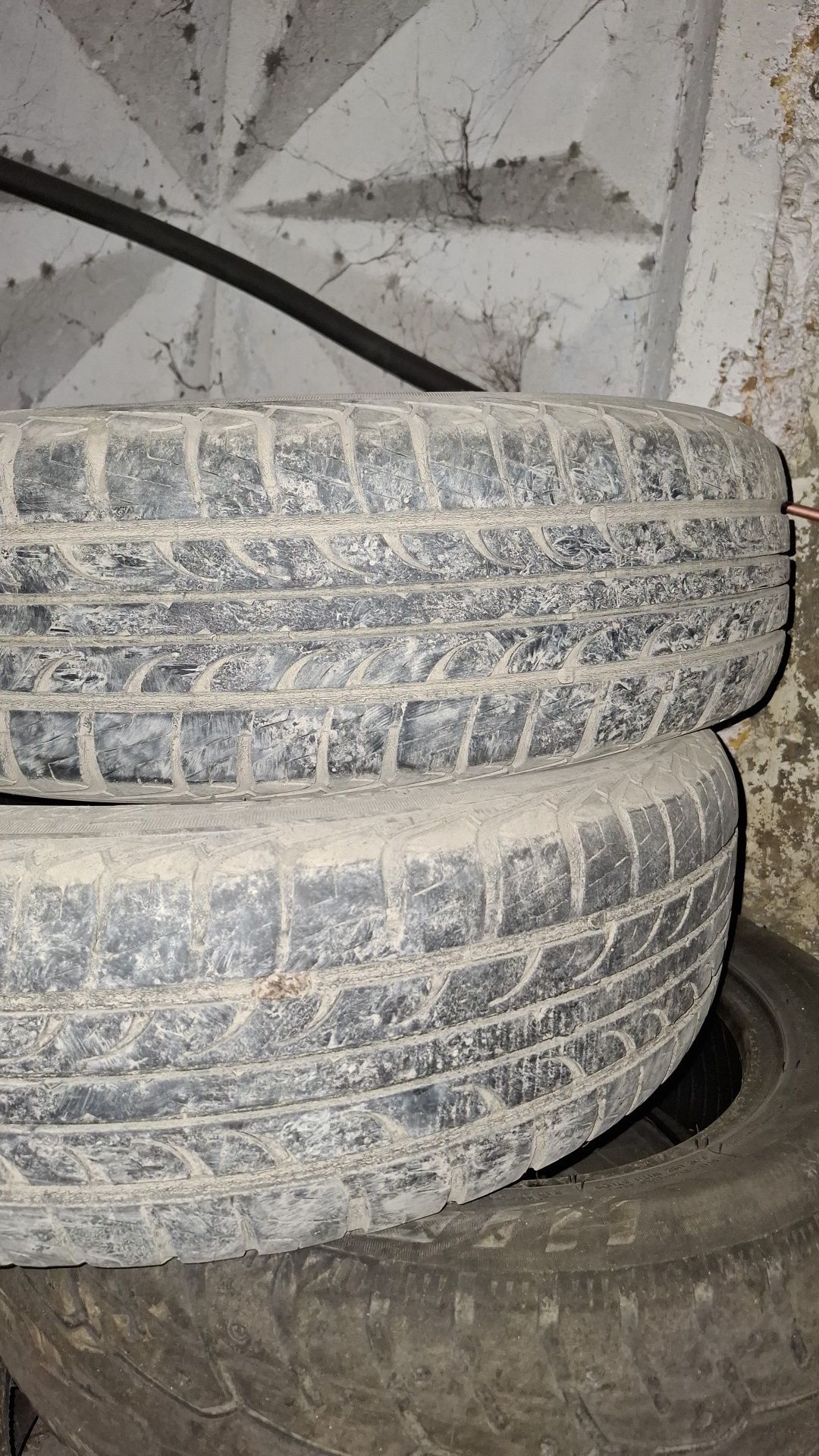 Продам 2 балона r15