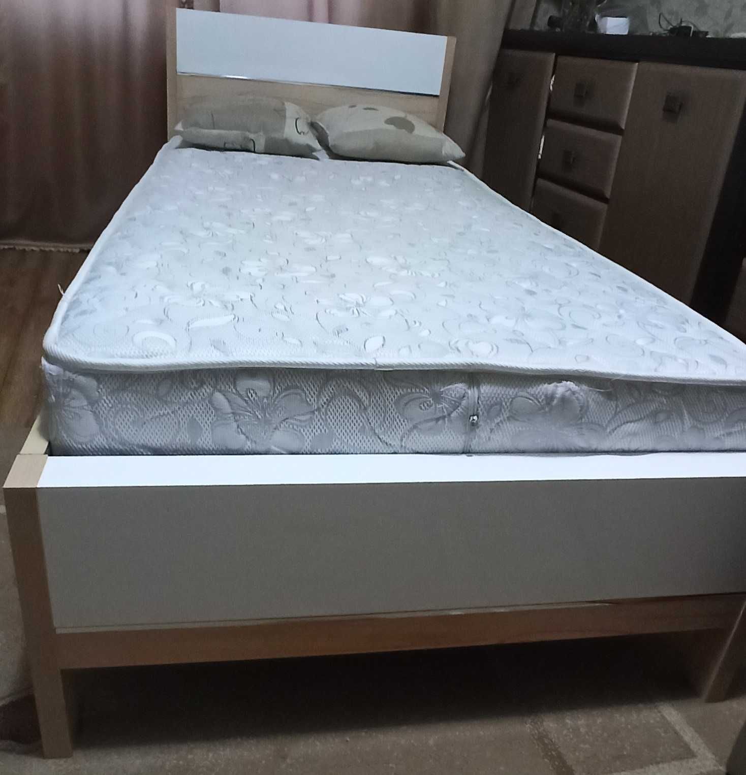 продам кровать 2м * 0,9м