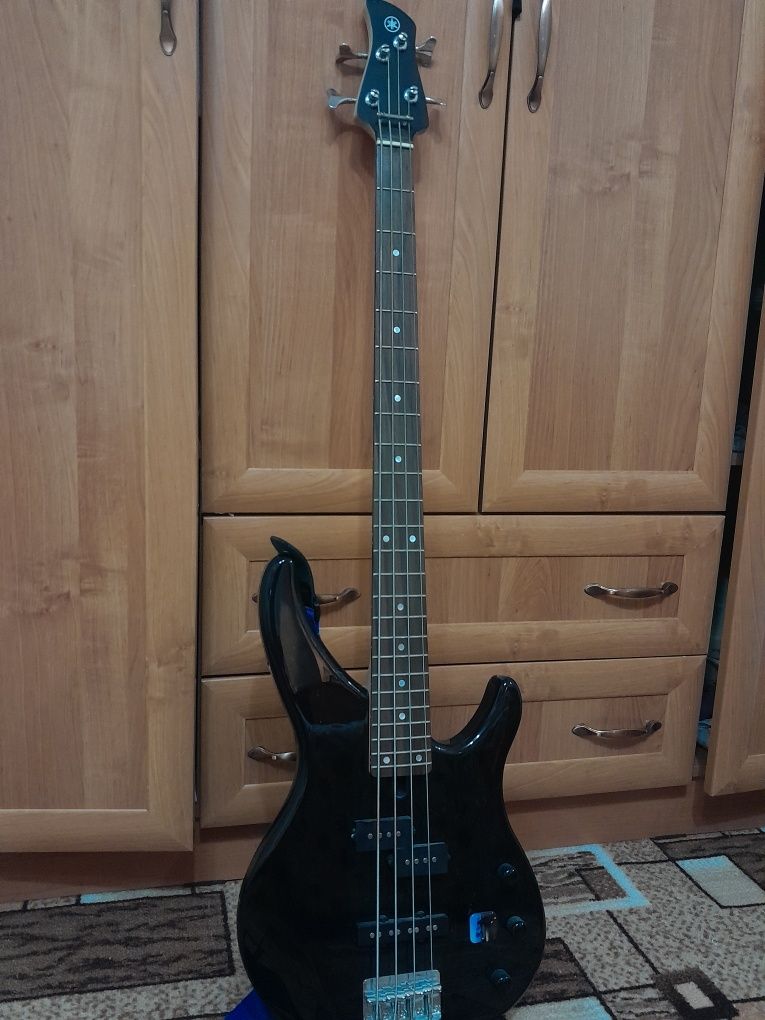 Бас-гитара Yamaha