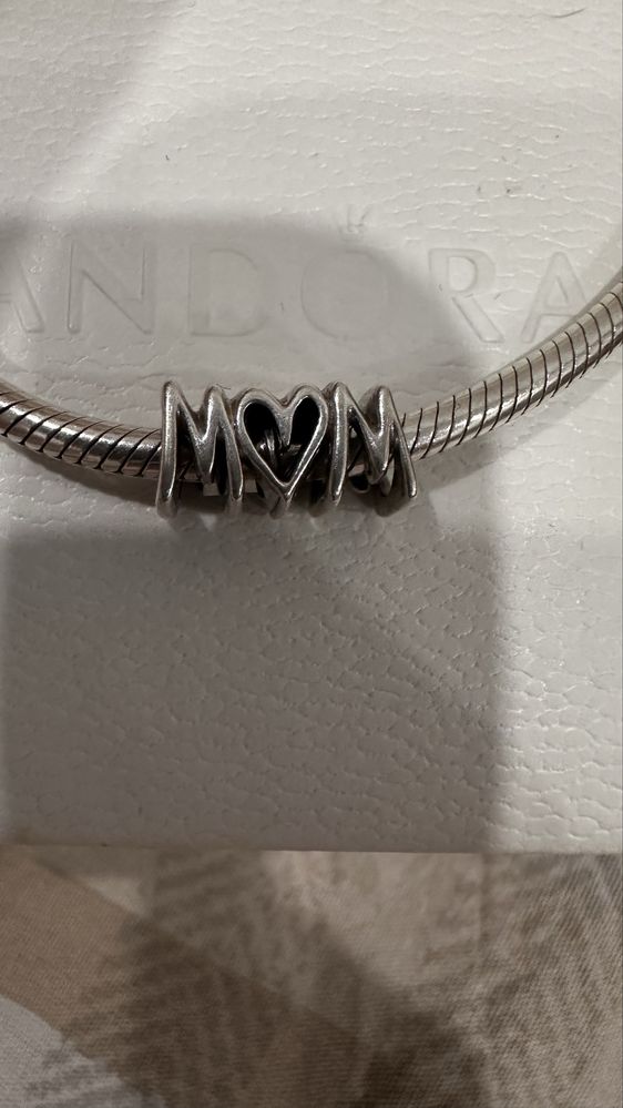 Продам браслет с шармами Pandora