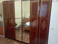 Шкаф коричневый.