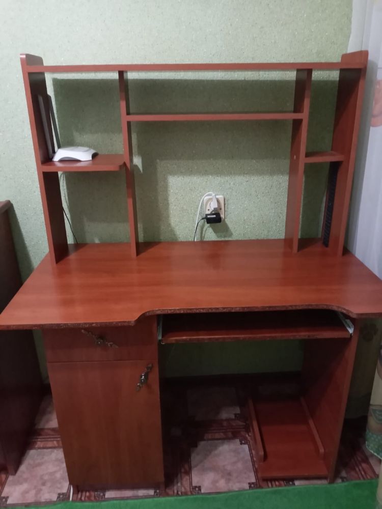 Продаю компьютерный стол