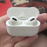 AirPods Pro 1 поколения [кейс и левый наушник]
