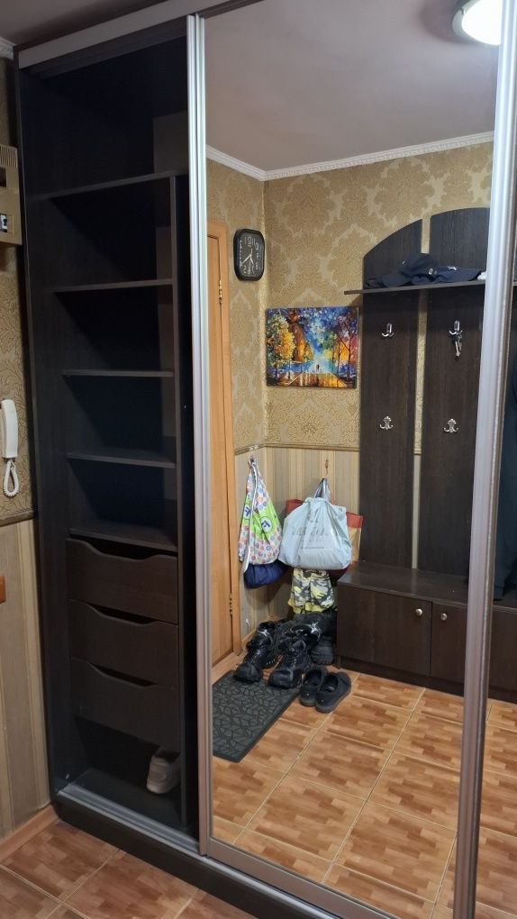 Продам шкаф высота 2,40, ширина 0.6, длина 1,70 прихожан в подарок