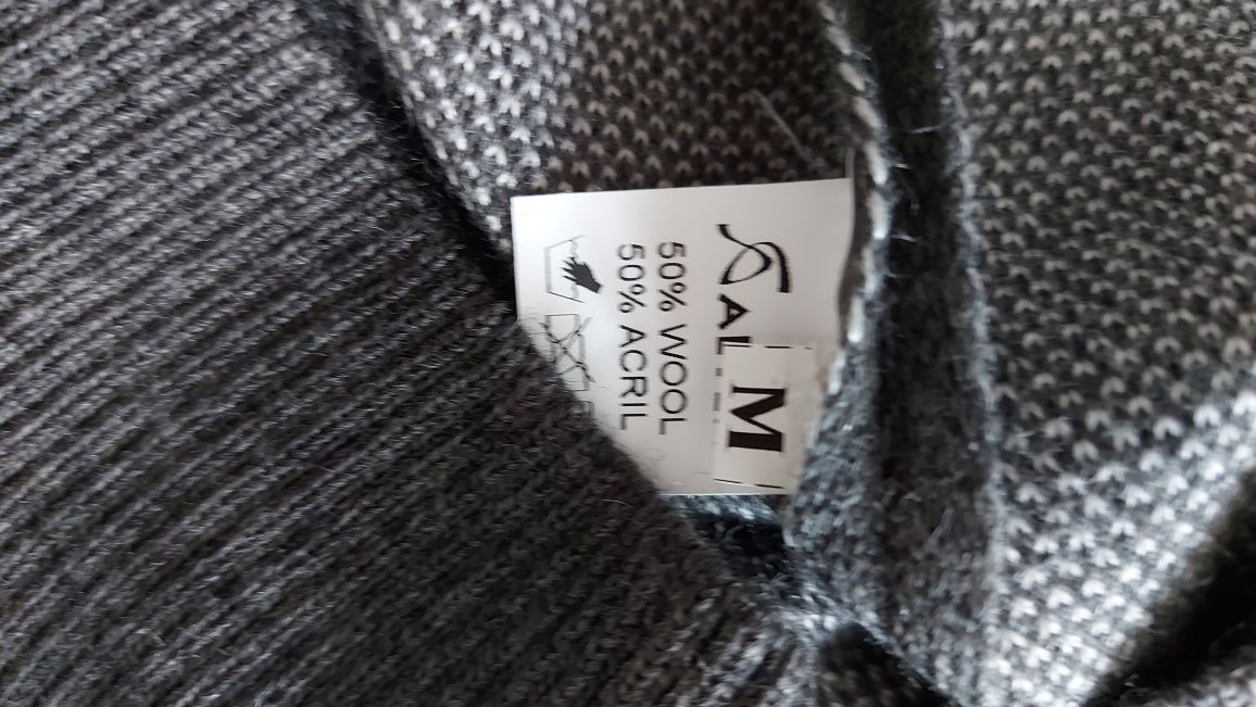 Продам новый свитер из шерсти - марки Кайдарова