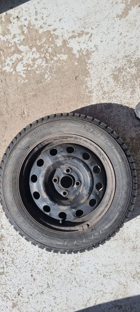 Продам комплект дисков с зимними шинами 185/65/15
