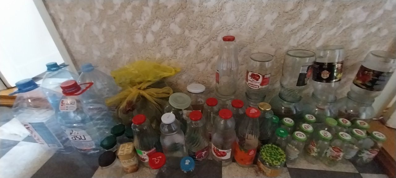 Продаётся стеклянные банки, разные. Цена 50