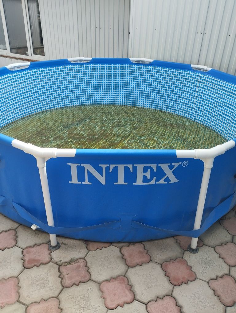 Бассейн Intex в отличном состоянии