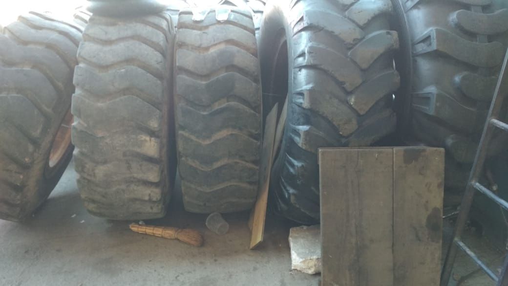 Продам резину на погрузчики и тракторы
