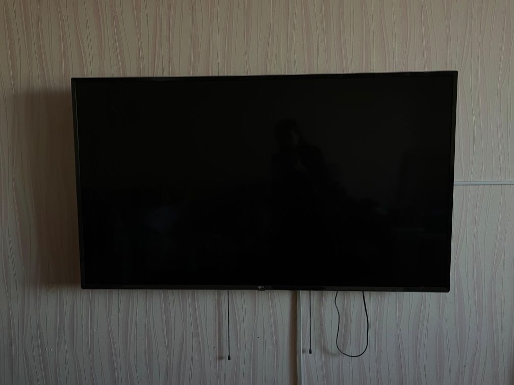 4К телевизор LG 140см практически новый