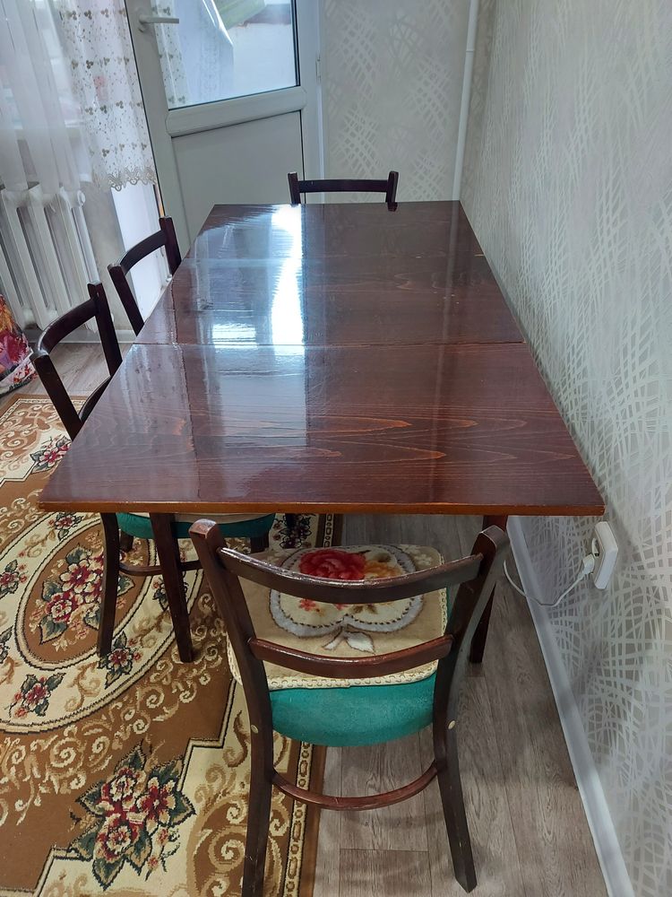Продам стол  и 4 стула