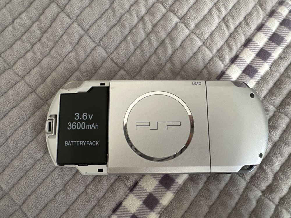 psp 3000 mystic silver в идеальном состояние устоновлено где то 40 игр