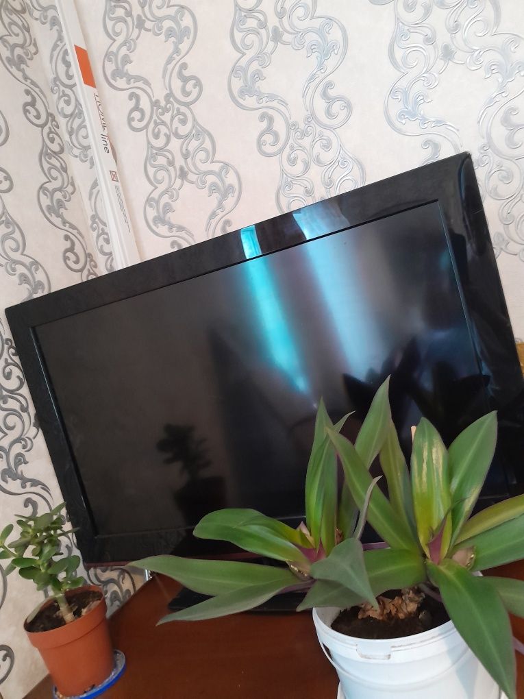 Продам б/у телевизор LG