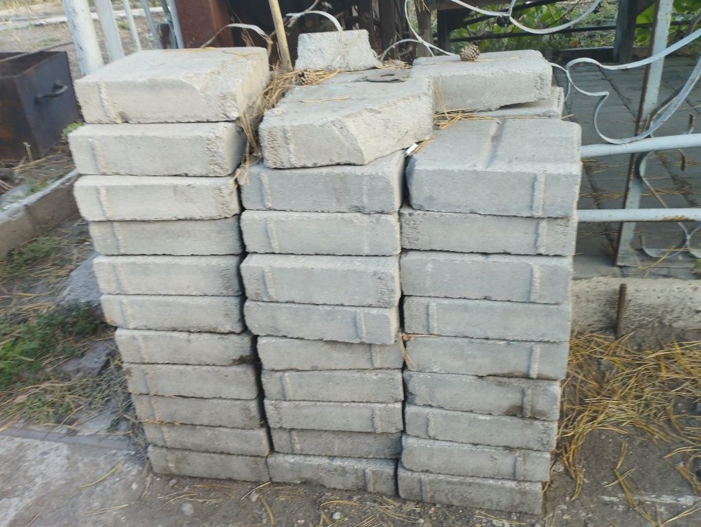 Продам кирпич облицовочный 500 штук.