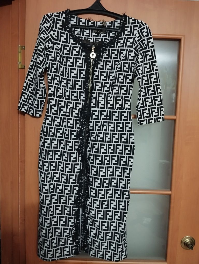 Продам платья б/у