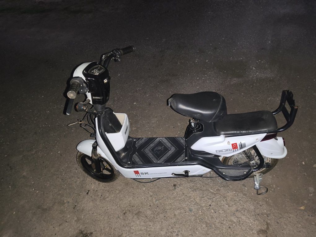 Электро скутер продам на ходу