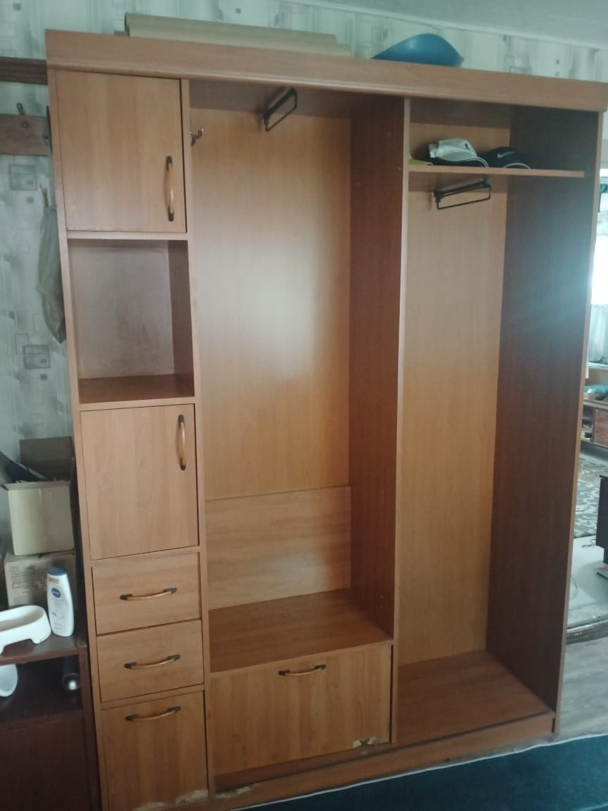 Шкаф и прихожка даром