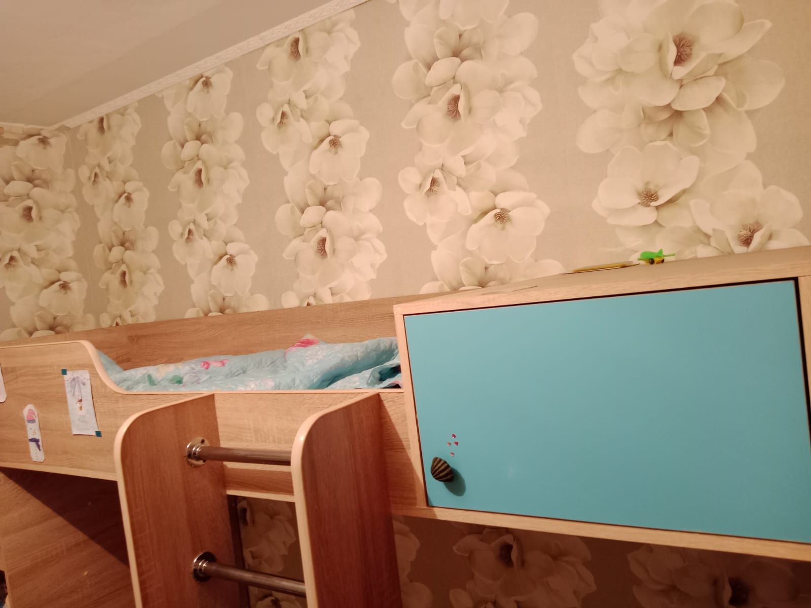 Продам детскую двухъярусную кровать с матрасом