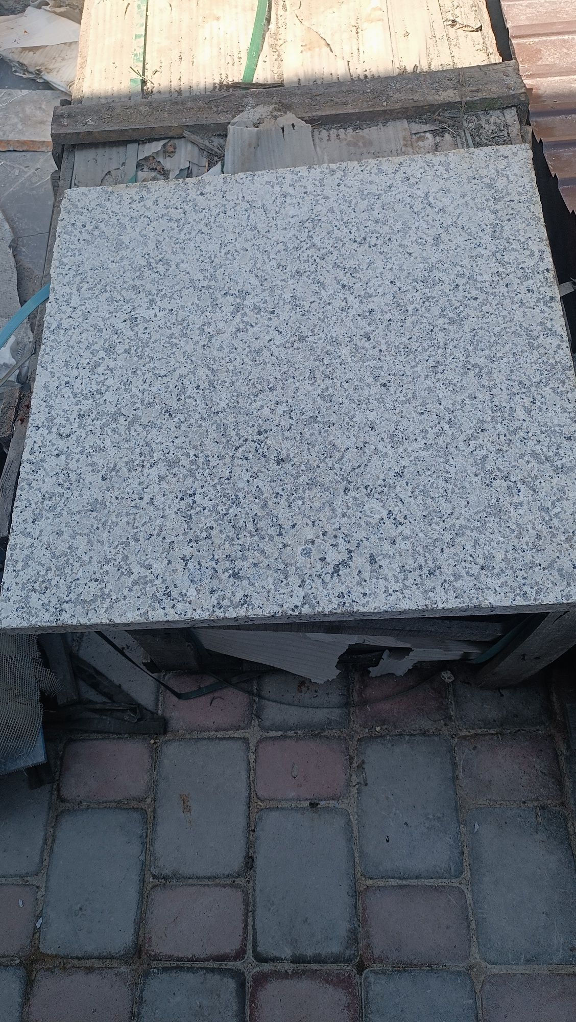 Продам гранитную плитку 36м.кв