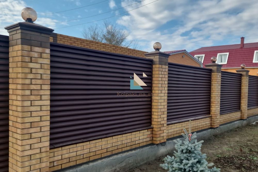 Колпаки и парапеиы на столб на забор