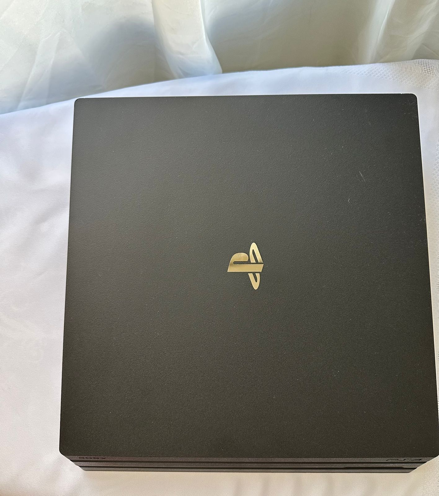 PlayStation 4Pro с шестью джойстиками и четырьмя играми