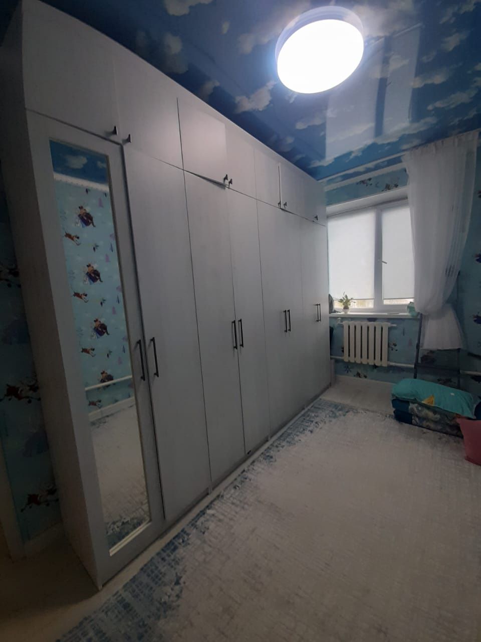 Шкаф до потолка зеркалом