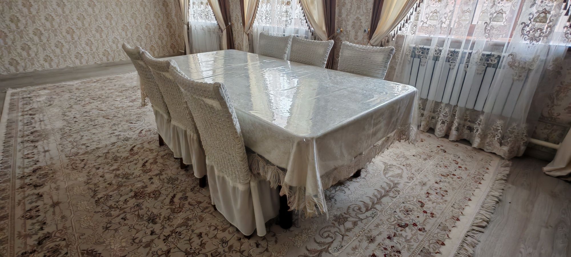Стол и 6 стулья продается ПО приемлемой цене, состояние отличное.