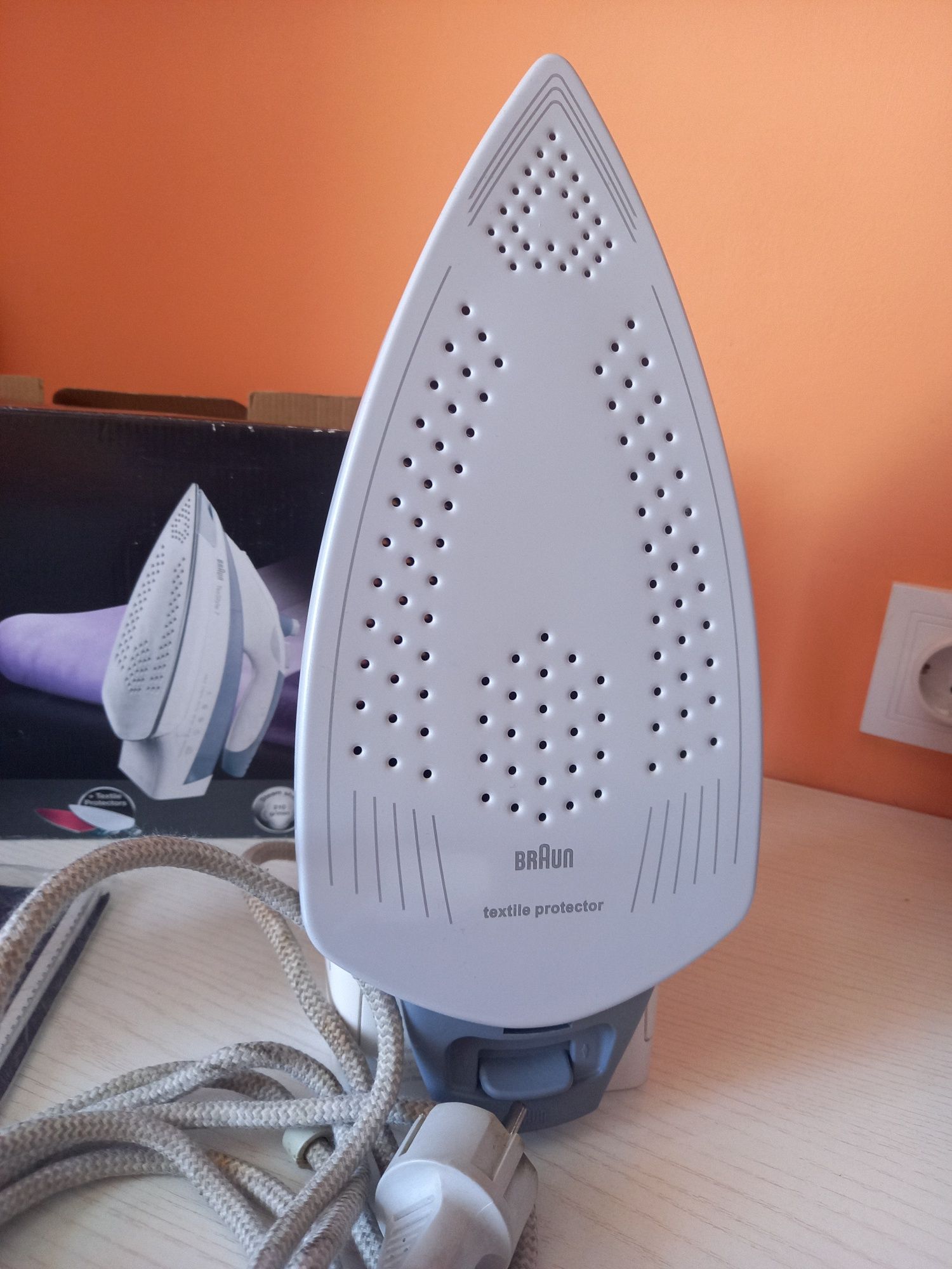 Продаю утюг "BRAUN'",в  отличном   состоянии.