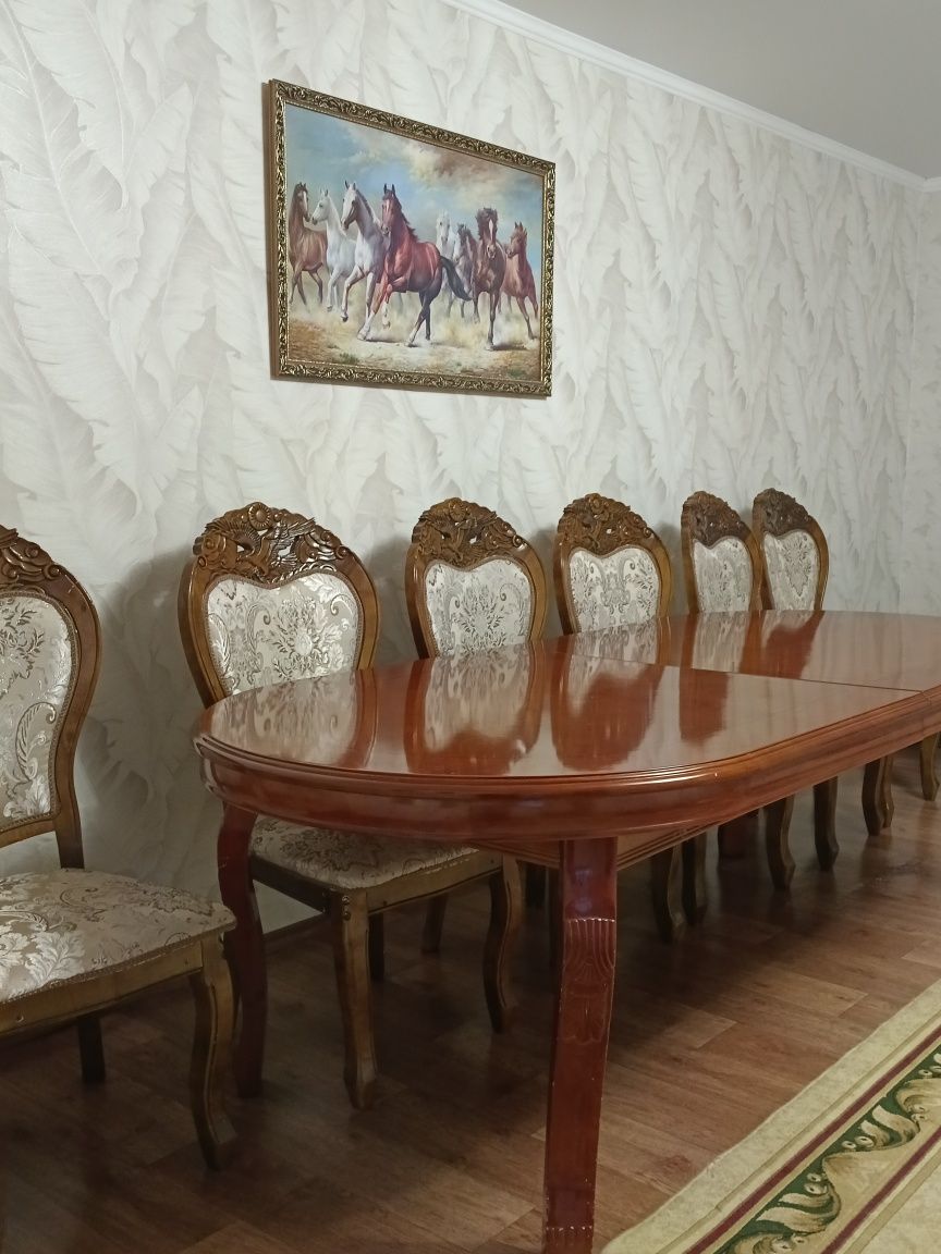 Раздвижной стол со стульями