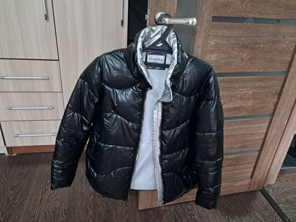 Продам ветровка женскую и детскую курточку.