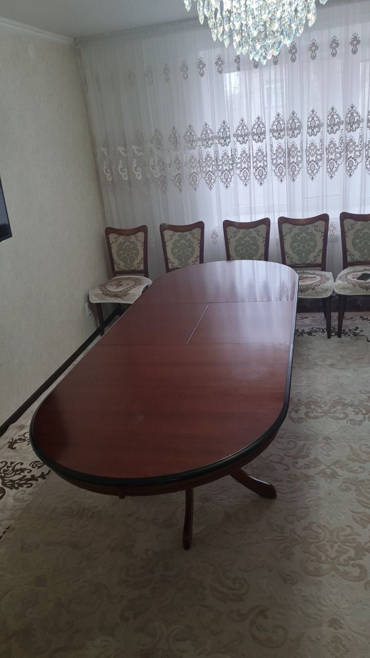 Продам стол в идеальном состоянии за 100 000тг.