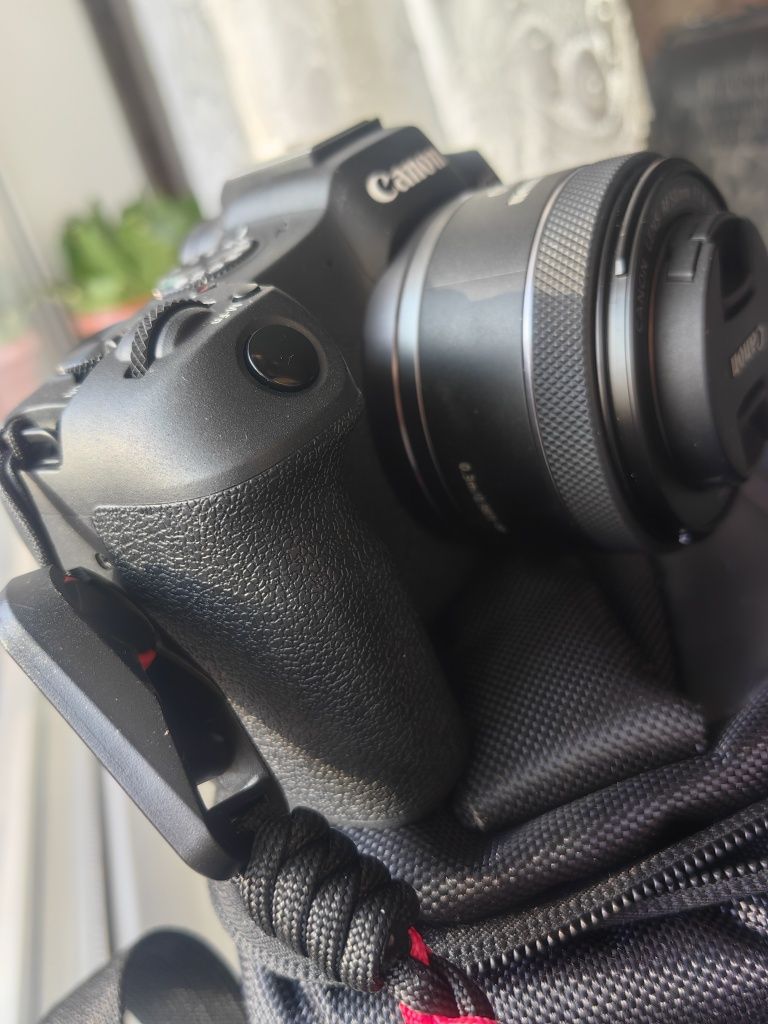 Фотокамера Canon EOS R8 & Объектив Canon RF 50mm f / 1.8 STM