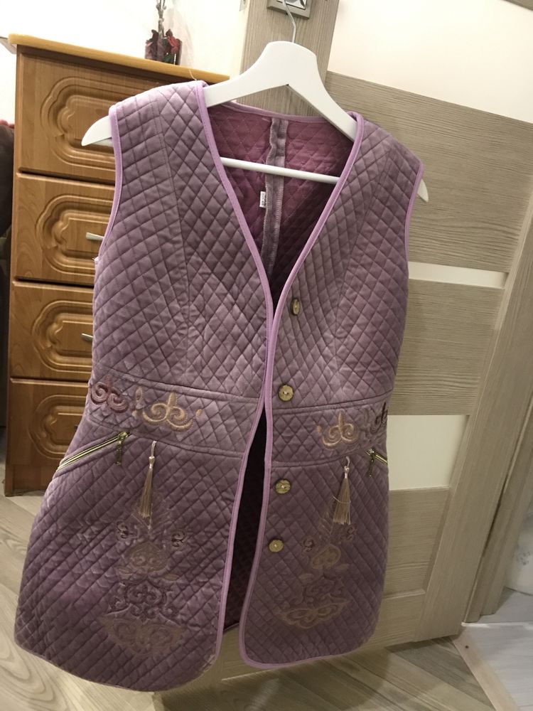 Продам жилетку новую
