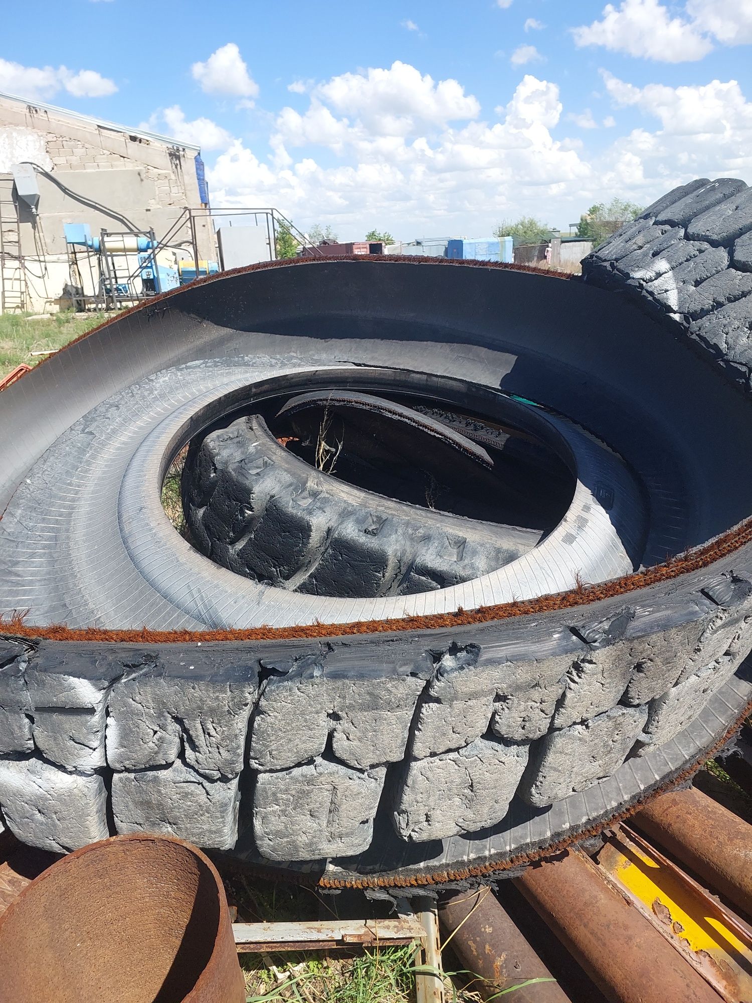 Продам станок для резки крупногоборитных шин.