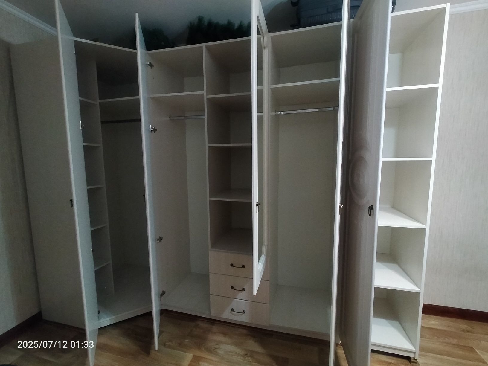 Шкаф в отличном состояний.