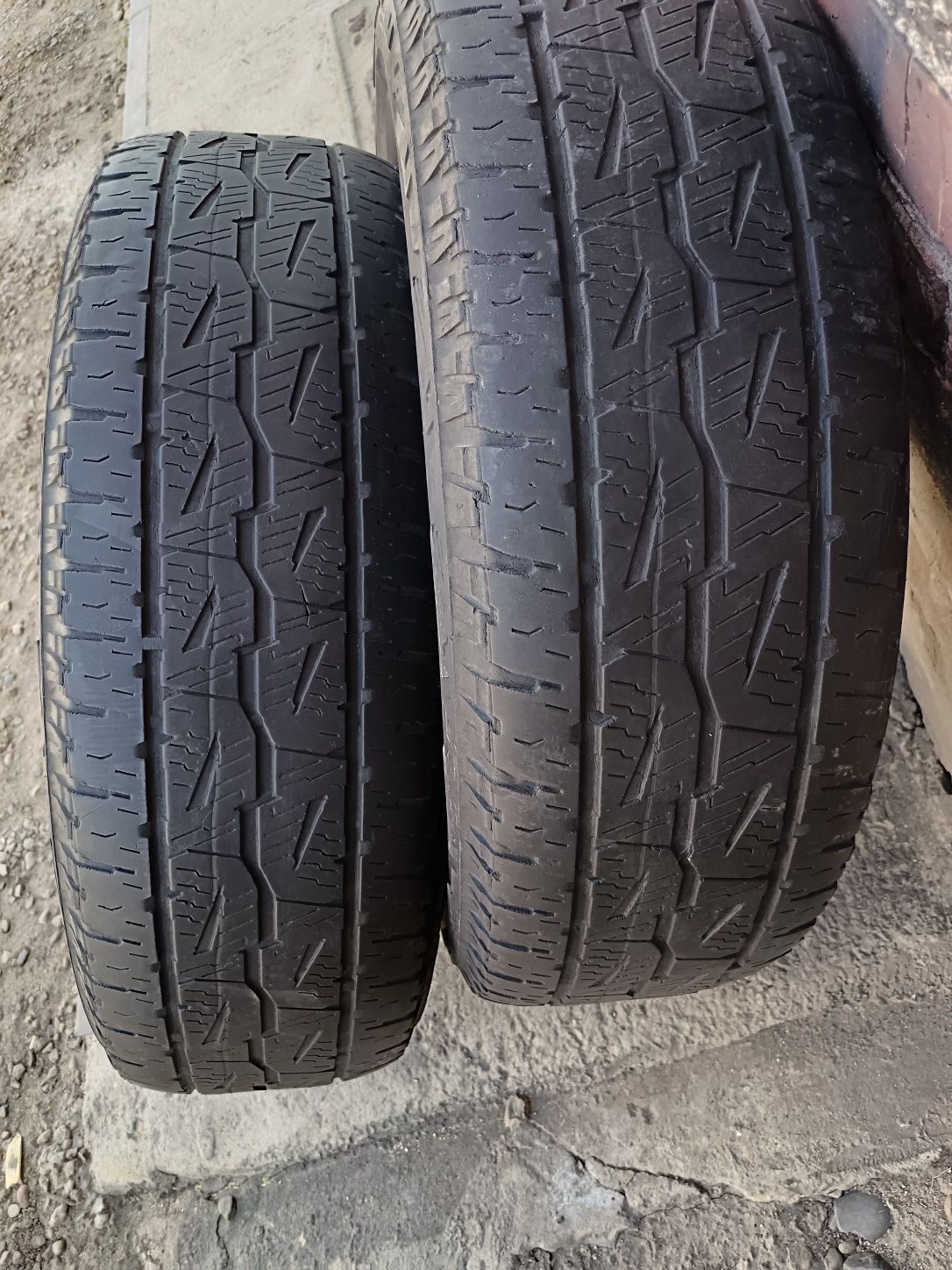 Продам 2 шины 215/70/R16