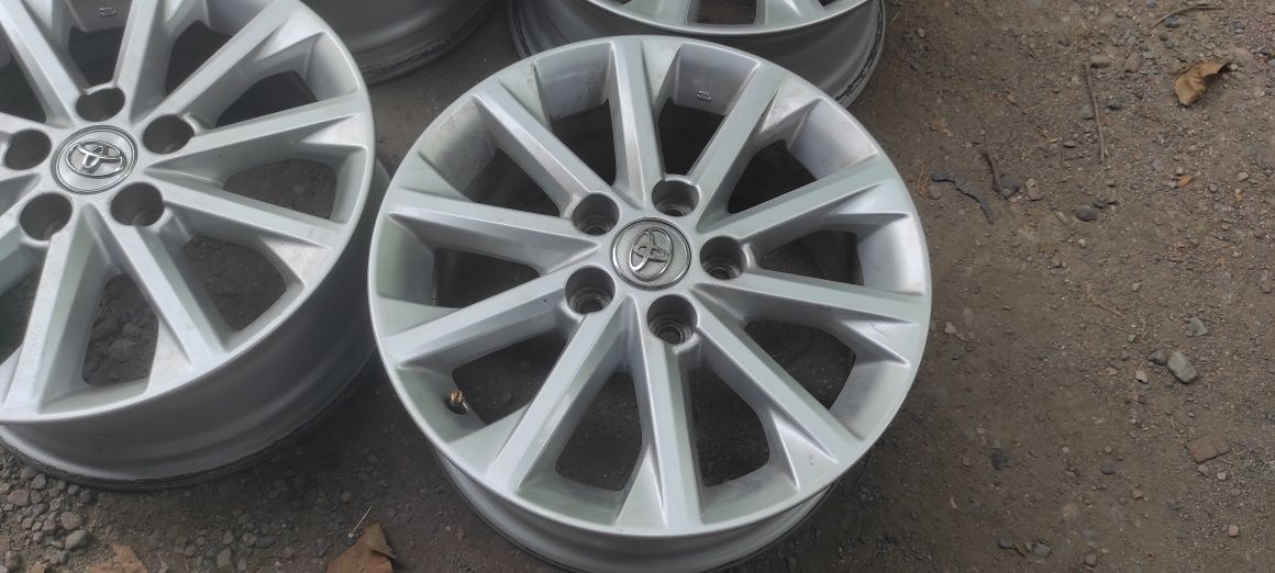 Комплект оригинальных дисков R16. Toyota Camry.
