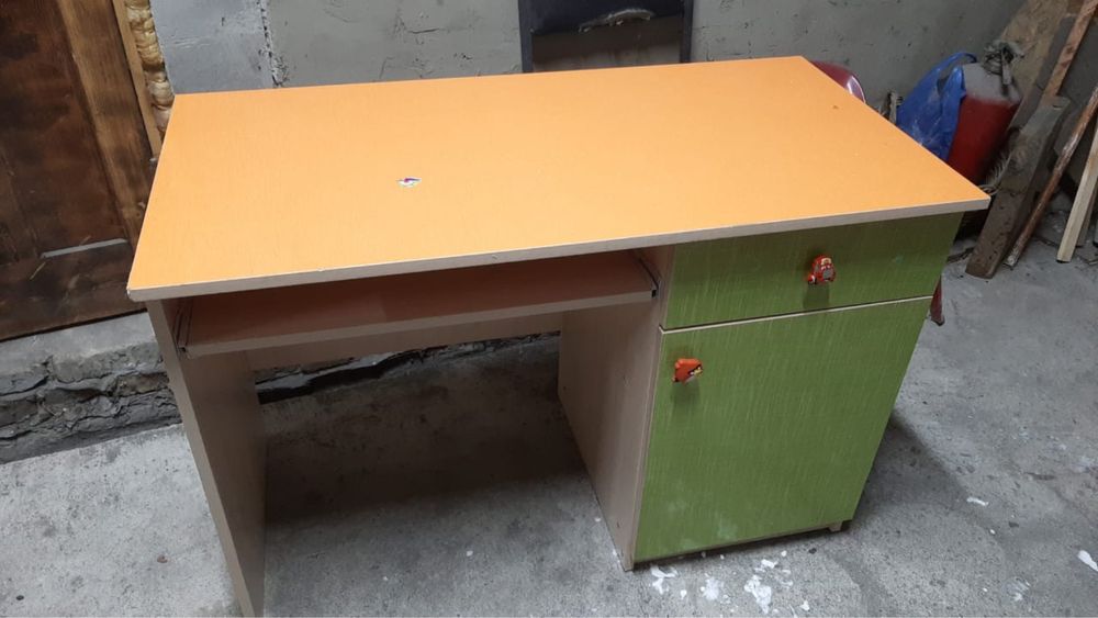 Детский компьютерный стол и комод