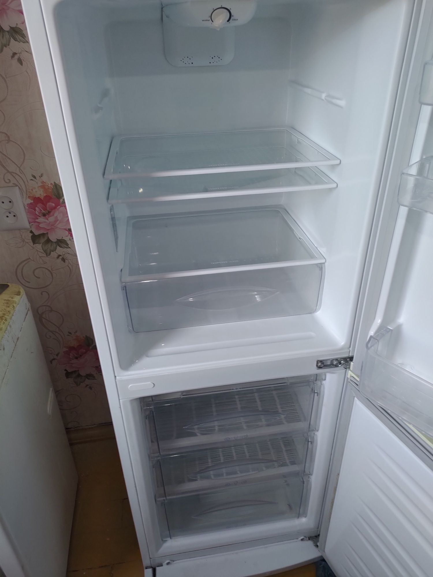 Продам по зап.частям  холодильник LG.