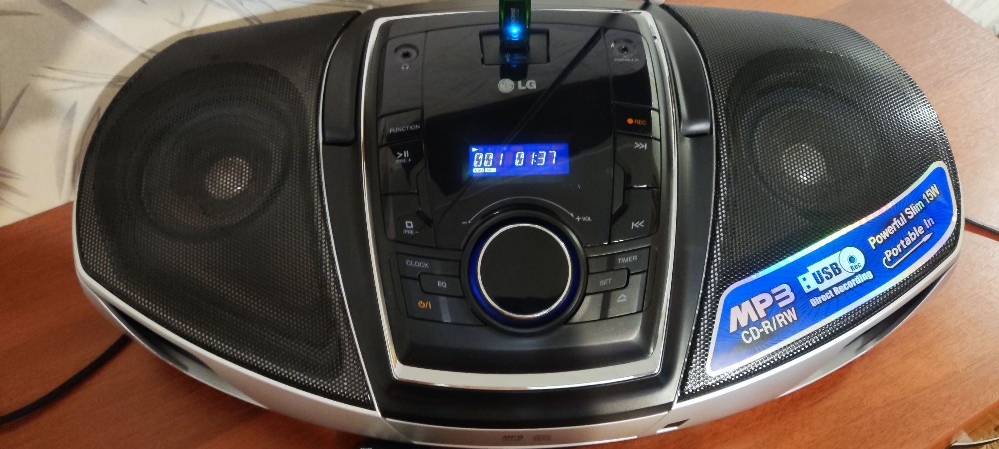 Магнитола портативная LG (CD диск, USB, радио)
