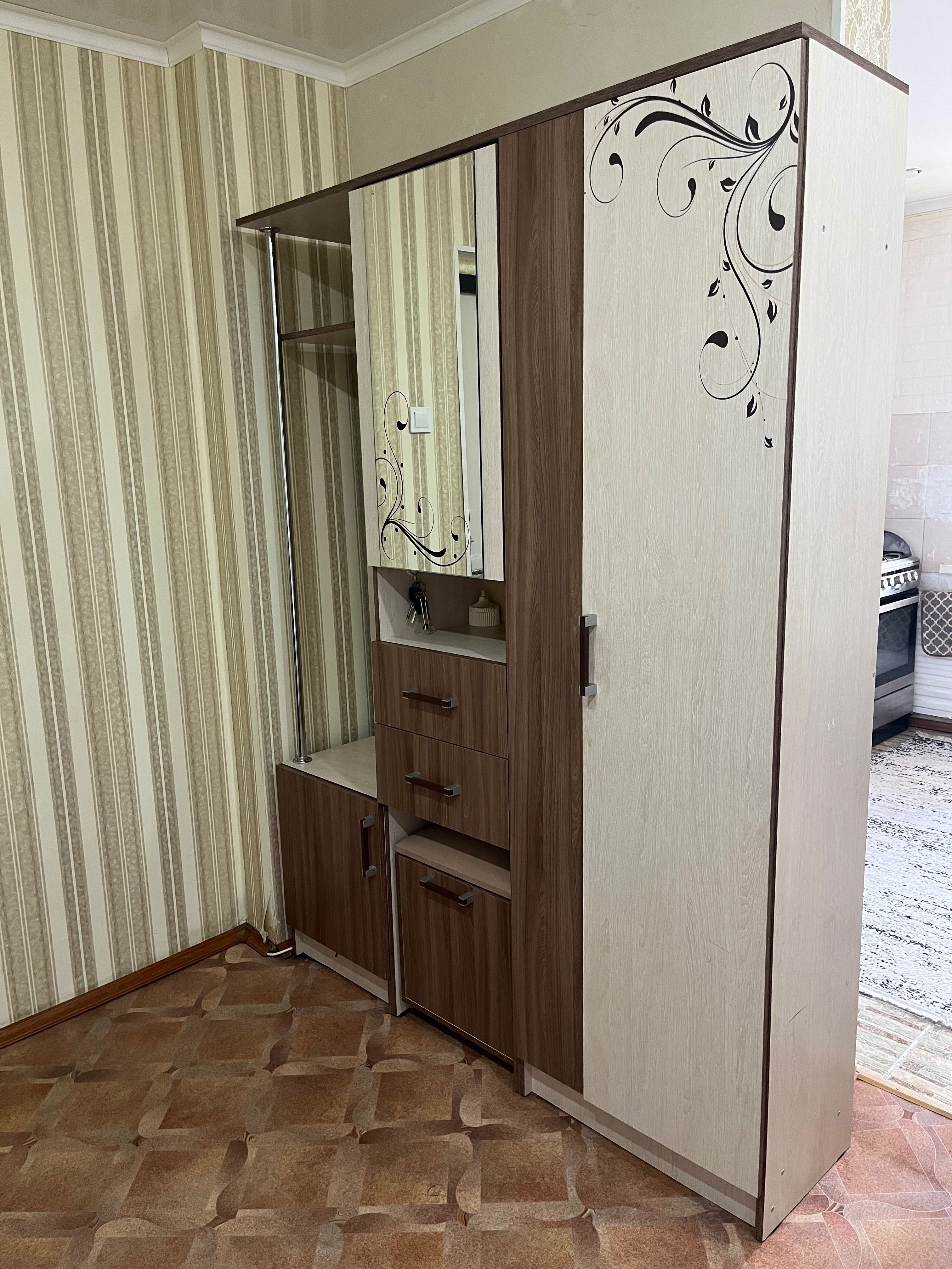 Продам Шкаф в прихожую комнату