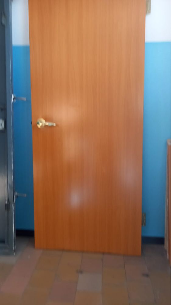 Продам дверь деревянную