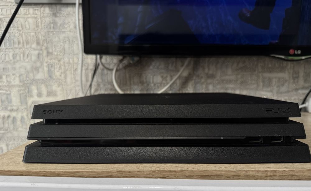 Playstation 4 pro 1 TB + 3 игры + 1 джойстик