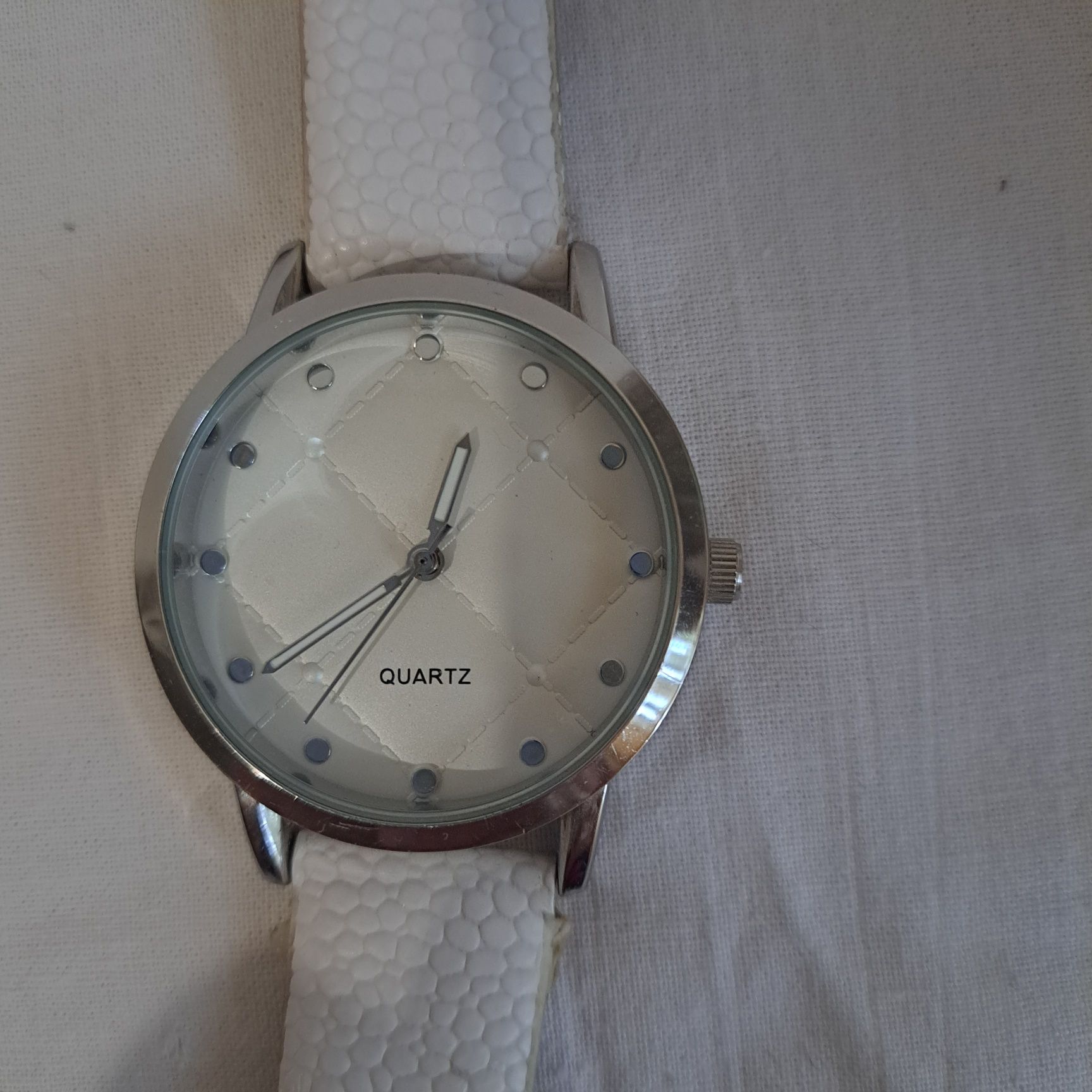 Часы б/у "Avon" ,новые,2000т.,оранжевые с батарейкой 1500т.торг,белые