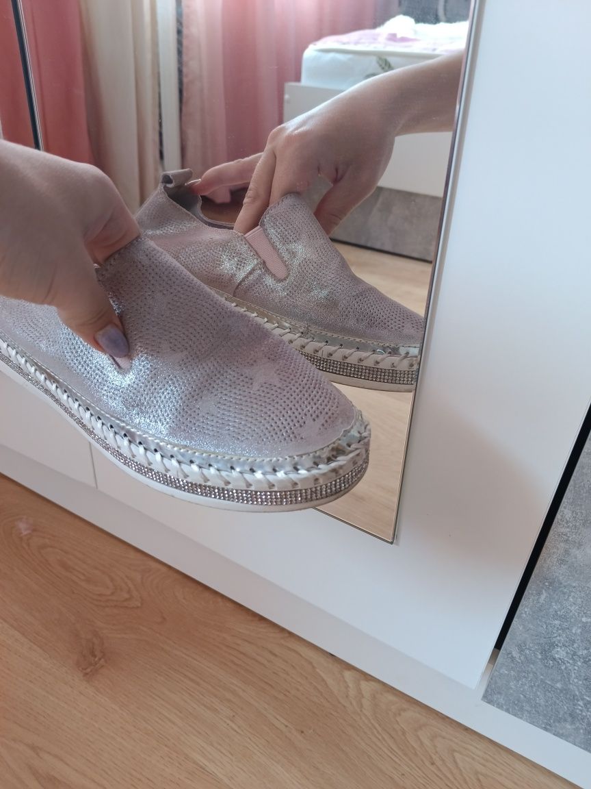 Продам слипоны женские