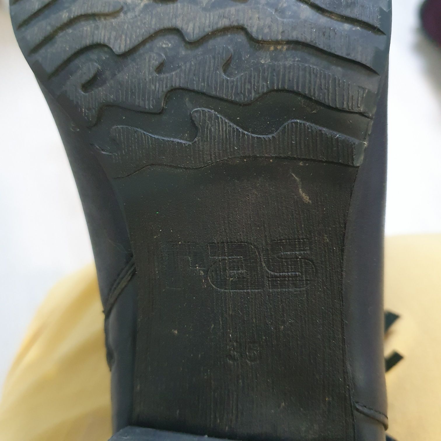 Замшевые зимние сапоги Clarks